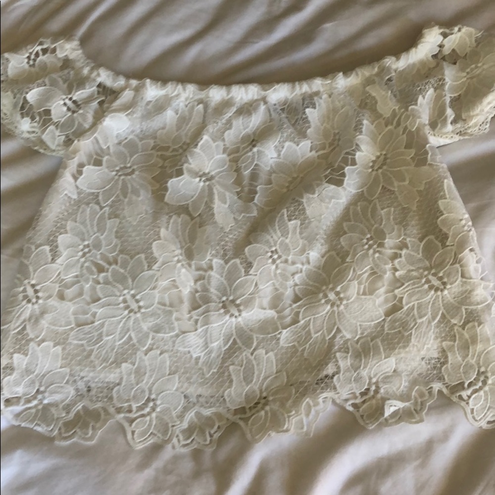 KENDALL AND KYLIE WHITE LACE TOP SIZE SMALL!